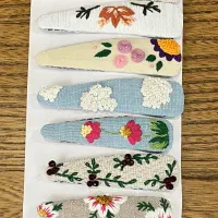 گل سر تق تقی با پارچه کاردست سوزن دوزی شده