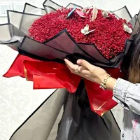 دسته گل بزرگ قرمز