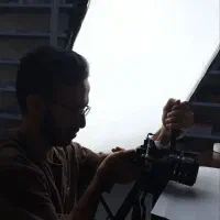 دستیار خانم تولید محتوا با آموزش