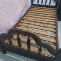 تخت چوبی نوجوان وجوان