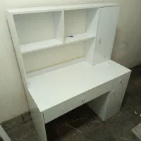میز تحریر و کتابخانه