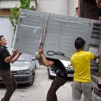 کارگر اسباب کشی و نظافت ساختمان و راه پله ها