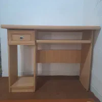 میز تحریر و کامپیوتر