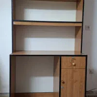 میز تحریر و کتابخانه