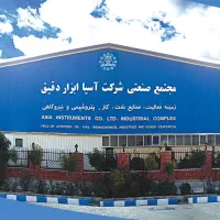 نیرو کار آقا در کارخانه صنعتی