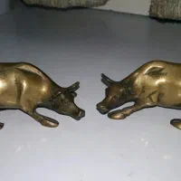 یک جفت مجسمه قدیمی برنجی گاو