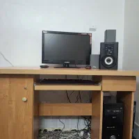 کامپیوتر با لوازم مانیتور،موس،کیبورد،اسپیکر،میز