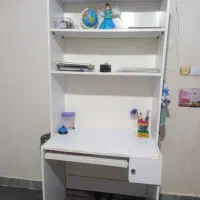 میز کامپیوتر و کتابخانه