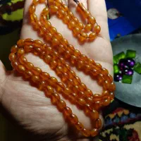 تسبیح کهربا جذاب با رگه‌های خاص فوق‌العاده خوش‌دست