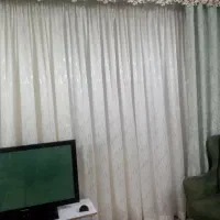 پرده همراه دوتا دستک و پرده تور و چوب پرده ریلی