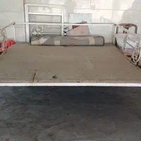 تخت آهنی بزرگ ‌با تخته نئوپان