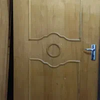 دوعدد درب چوبی با قفل ودستگیره