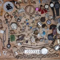 مقداری وسایل و انگشتر و گردنبند