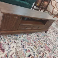 تلویزیون ۳۲ به همراه میز