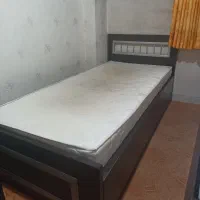 یک عدد تخت ام دی اف به همراه کفی و تشک