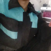 کارگر ساده برای قطعه کاری مرغ