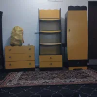یک عدد ویترین باکمددجالباس و دراورهمراه با  ایینه