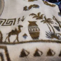 دو عدد پتو قدیمی|رختخواب، بالش، پتو|مشکین‌دشت, |دیوار