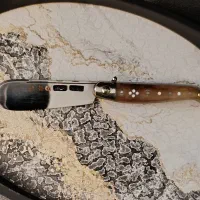 چاقو دسته شاخ .اره دار.موقعیت سامان.|کلکسیون اشیاء عتیقه|سامان, |دیوار