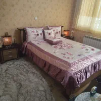 تخت خواب به همراه دوتا پاتختی و دوتا آباژور