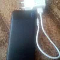 پاور بانک 10000 اصلی.و یک عدد شارژر و کابل شارژ