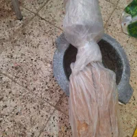 هاون سنگی با دسته چوبی|کلکسیون اشیاء عتیقه|گلبهار, شهر جدید گلبهار|دیوار