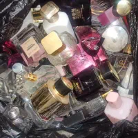 شیشه‌های خالی ادکلن وعطر