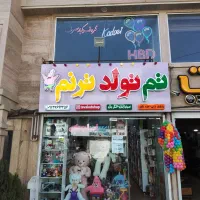 فروشنده و همکار خانم زیر ۲۰ سال