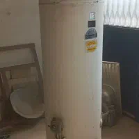 یک عدد آبگرمکن ومیز