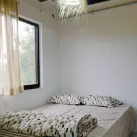 کلبه چوبی نوساز با طرح قدیم با ویوی جنگل|اجارهٔ کوتاه‌مدت ویلا و باغ|قائم‌شهر, |دیوار