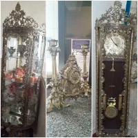 ویترین ساعت ایستاده و ایینه و شمعدان