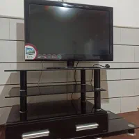 تلویزیون به همراه میز