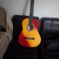 یک گیتار  نو برای آموزش بوده