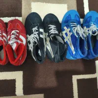 تعدادی کفش کشتی