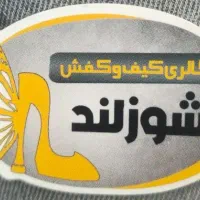 فروشنده خانم مغازه کفش زنانه