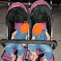 کالسکه دوقلو کنار هم