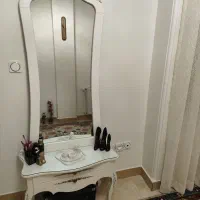 آیینه قدی و کنسول