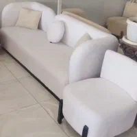 مبل پفکی و پنجره ای رنگ  سفید