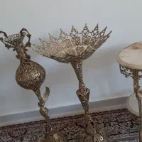 گلدان و میز برنز جنس قدیمی|کلکسیون اشیاء عتیقه|کرمانشاه, |دیوار