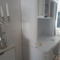 یک عدد میز تحریر در حد نو