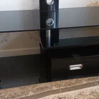 میز تلویزیون لوکس و کتیبه پرده و چوب پرده