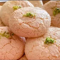 ۲ نفر نیروی خانم تولید کیک  و یک نفر نیروی انبار