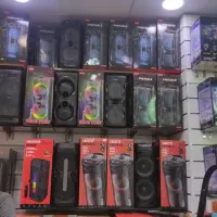 فروشنده در لوازم جانبی موبایل و یکنفر صدازن