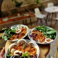 آشپز برای صبحانه ایرانی