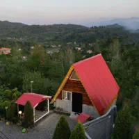 اجاره کلبه چوبی مدرن زمیدان در جنگل