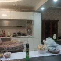 کارگرجوان فرض کاربر باتجربه بالا نظافت منزل و