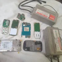 وسایل نعون وچند عدد گوشی خراب