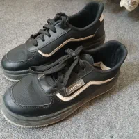 تعداد زیادی کتونی