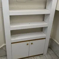 قفسه و کتابخانه و نیمکت