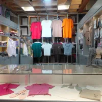 فروشنده ای خانم غرفه ای پوشاک